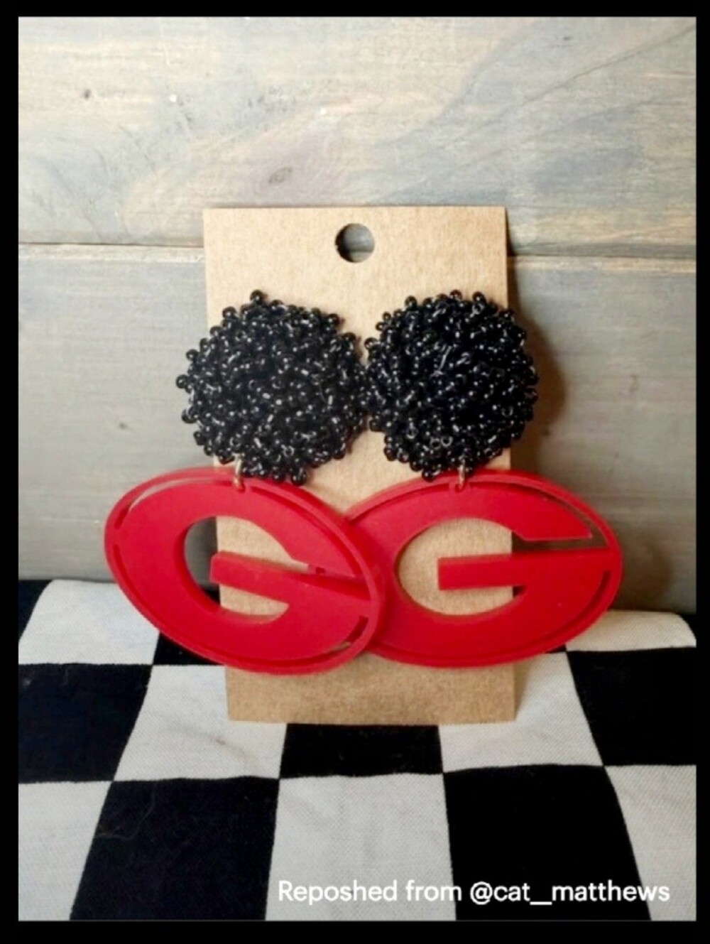 Great Looking Georgia Bulldogs‼️Red Dangle 'G' Black Seed Bead Stud Earrings EUC